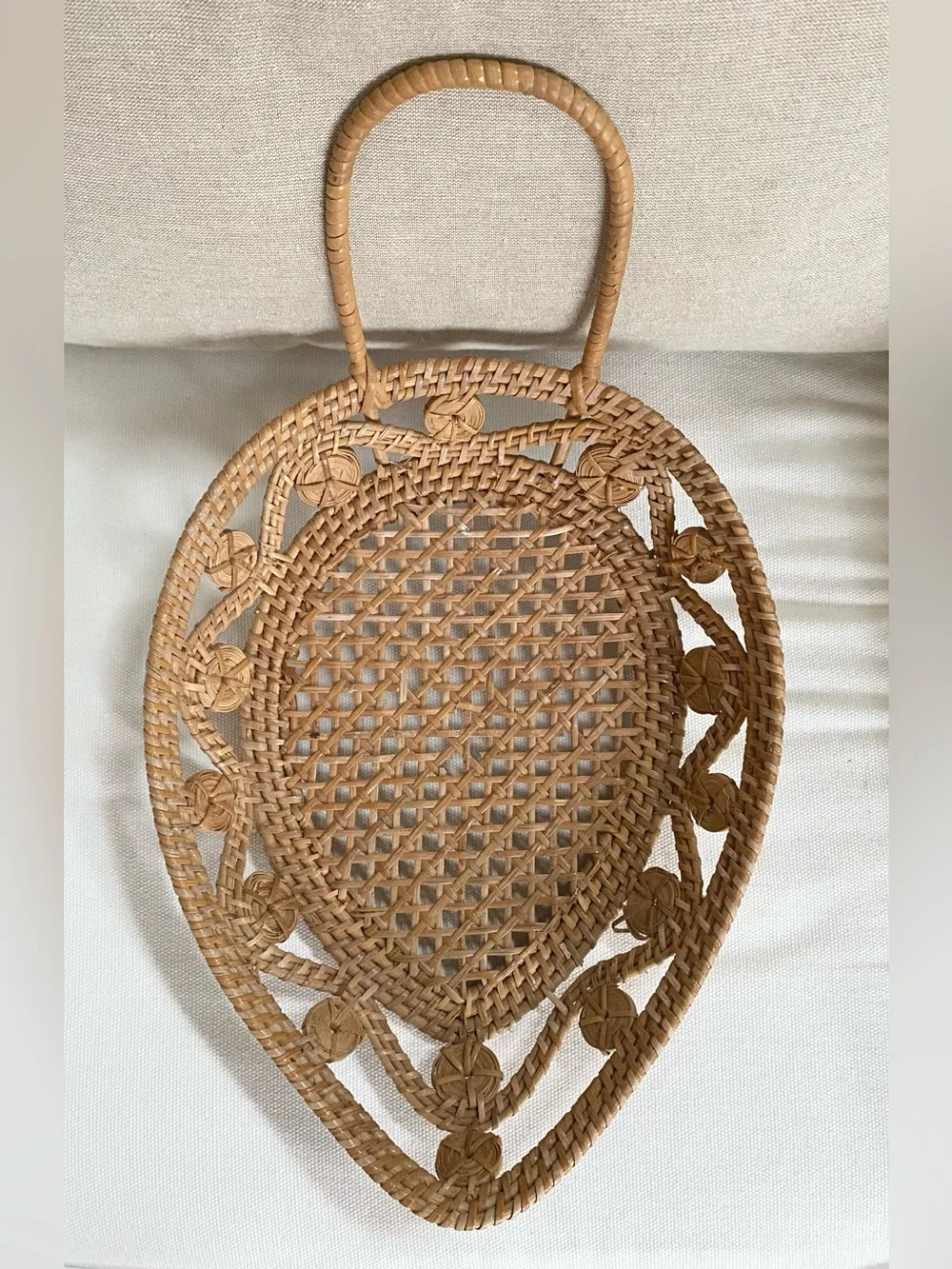 VTG Rattan Leaf Teardrop Hand Woven Shallow Whicker Basket w Handle 16”